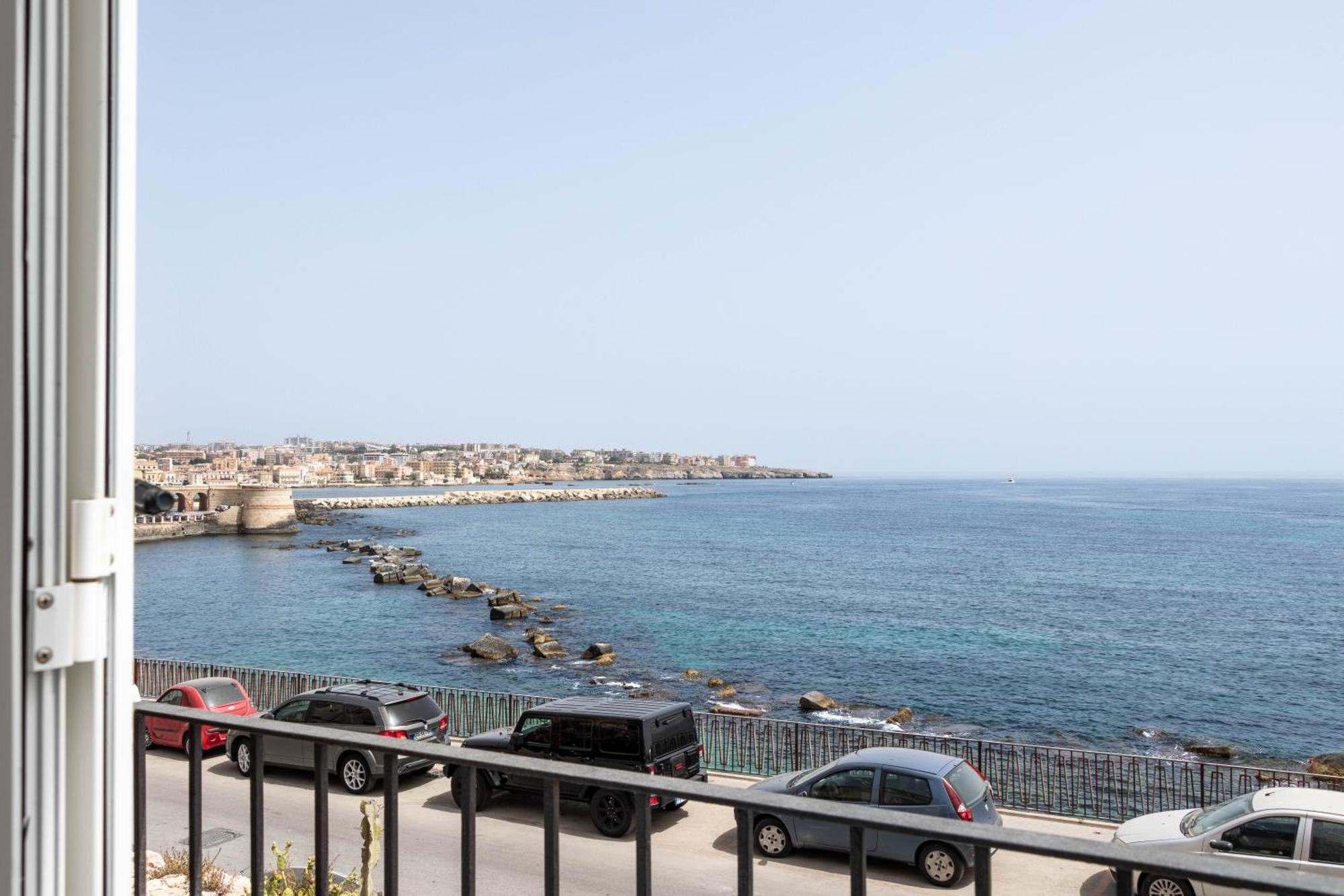 Fronte Mare Apartments & City Views Сиракузы Экстерьер фото