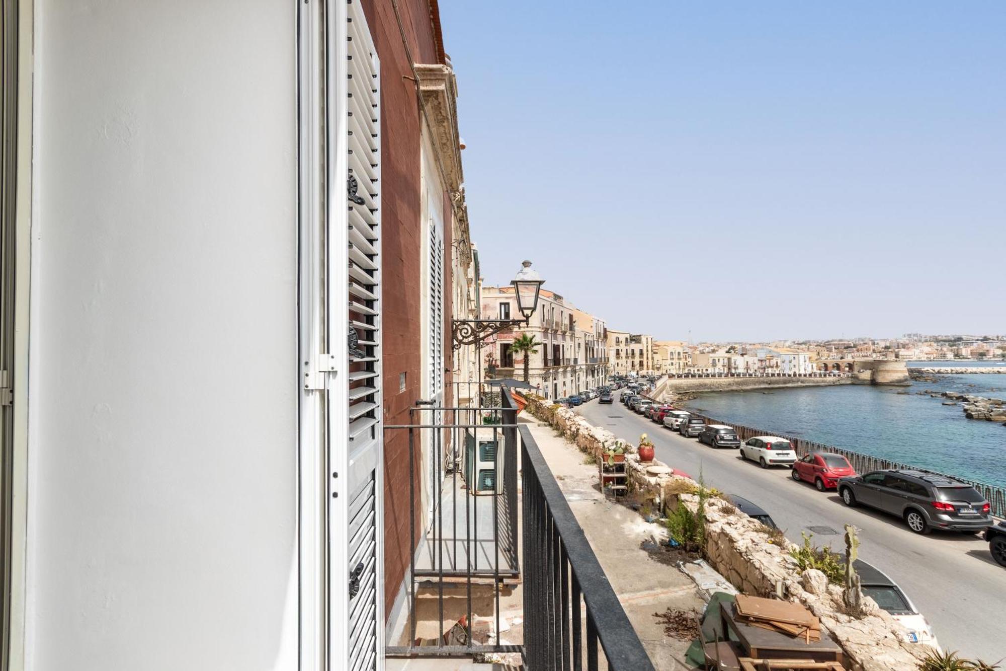 Fronte Mare Apartments & City Views Сиракузы Экстерьер фото
