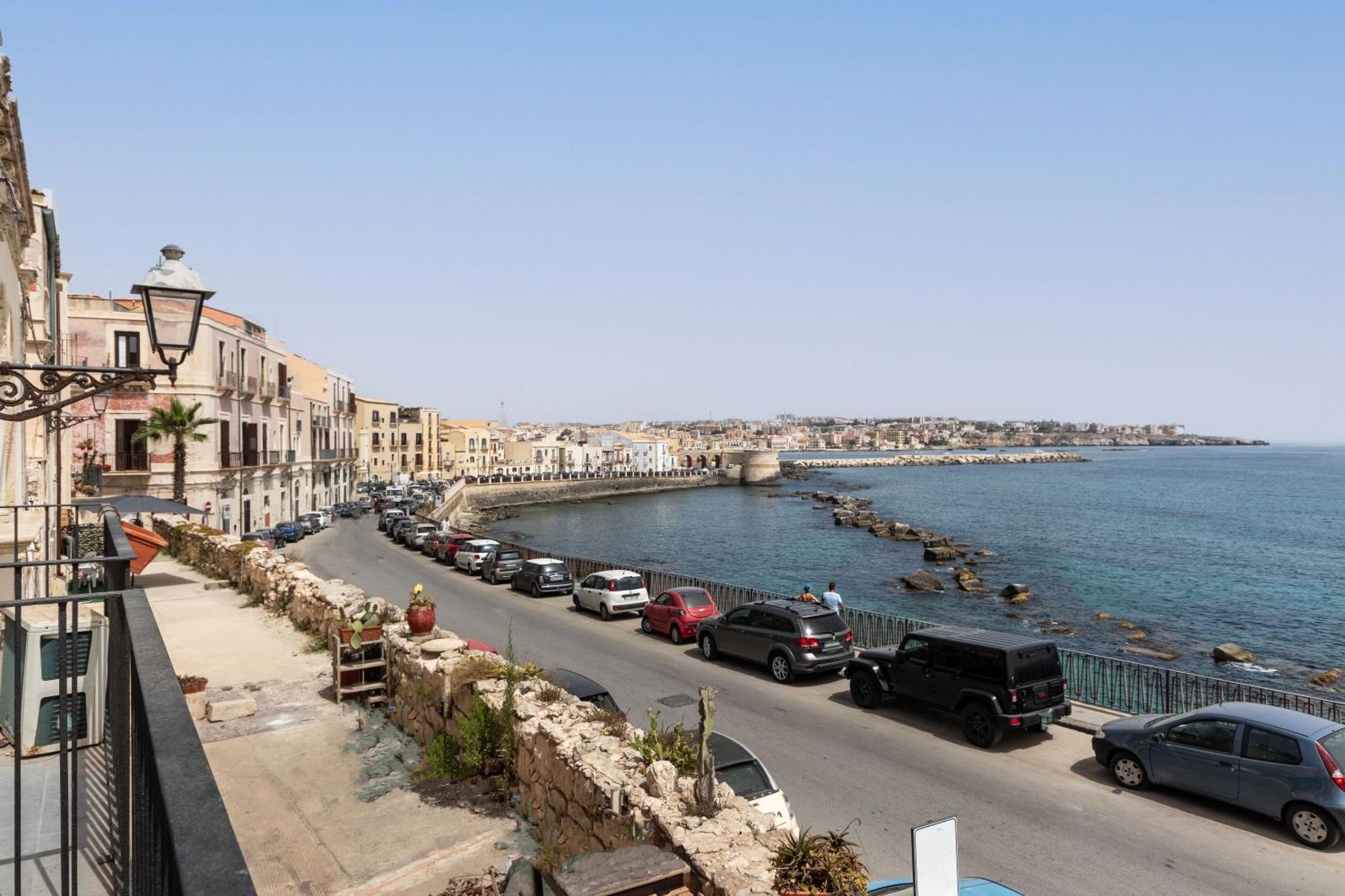 Fronte Mare Apartments & City Views Сиракузы Экстерьер фото
