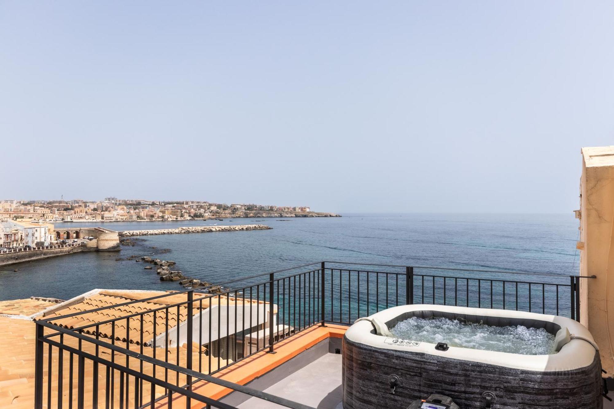 Fronte Mare Apartments & City Views Сиракузы Экстерьер фото